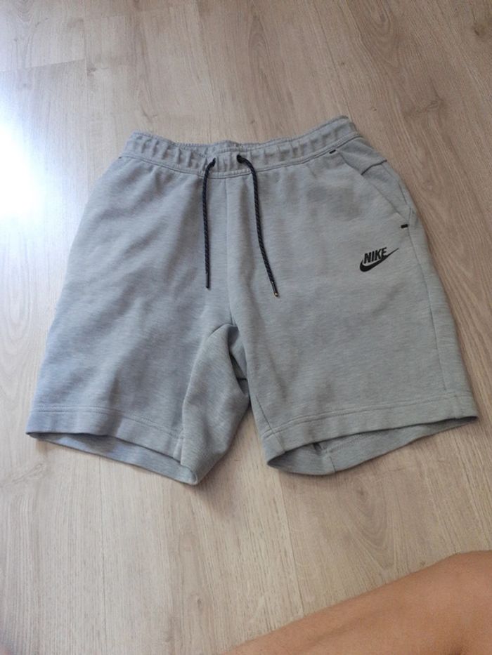 Short Nike Tech Fleece gris