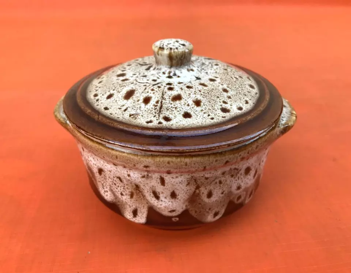 Années 1960 Céramique effet " fat lava " Terrine ronde à oreilles - photo numéro 8