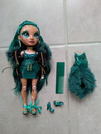 Poupée rainbow high Jewel Richie avec tenues et peigne