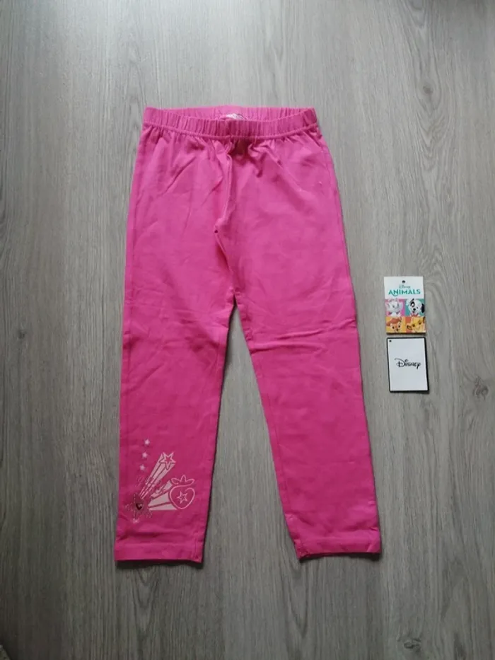 Legging rose élastique à la taille avec détails étoiles / Charlotte aux fraises / (4-5ans)