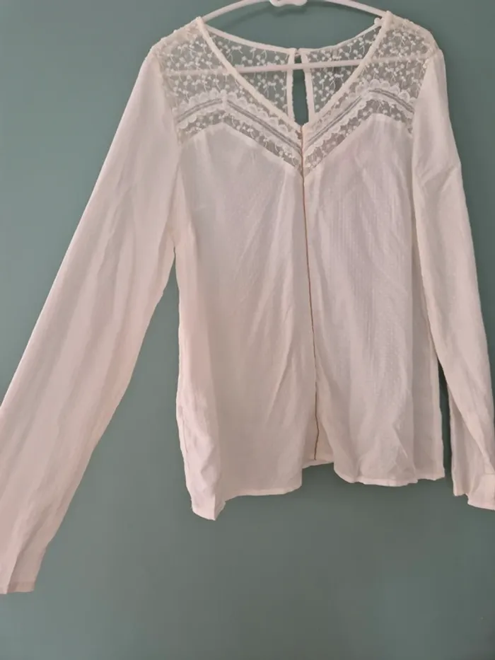 Blouse blanche a manches longues et dentelle, nafnaf taille 38 neuve - photo numéro 2