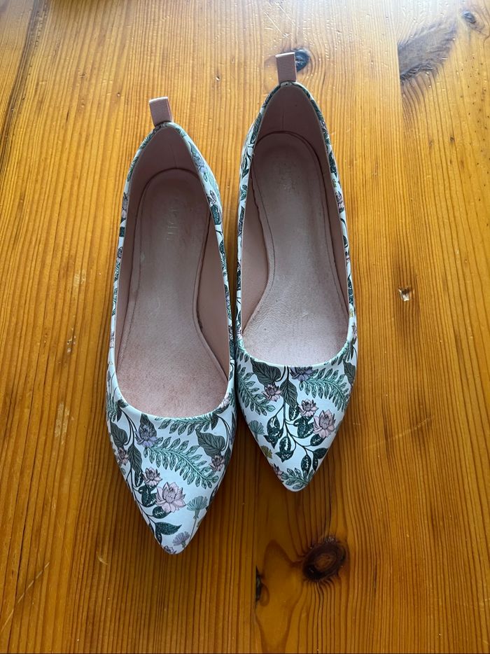 Chaussures basses fleuries T39