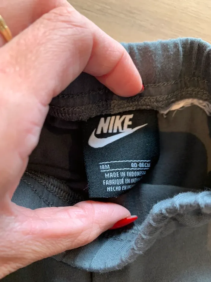 Ensemble survêtement Nike taille 18 mois - photo numéro 3