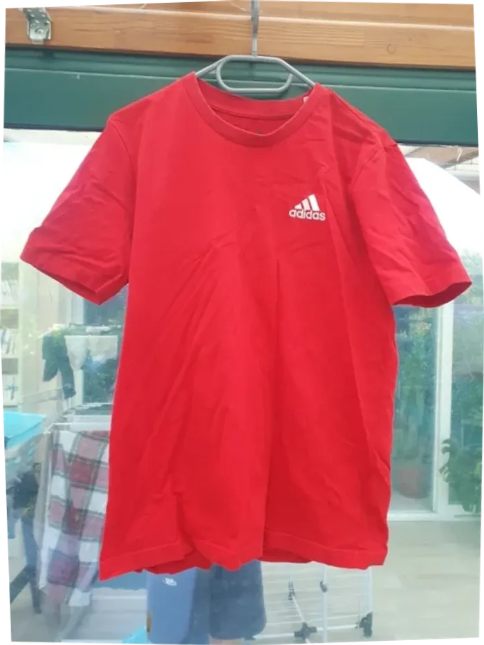 T-shirt Adidas rouge logo brodé · taille S - photo numéro 3