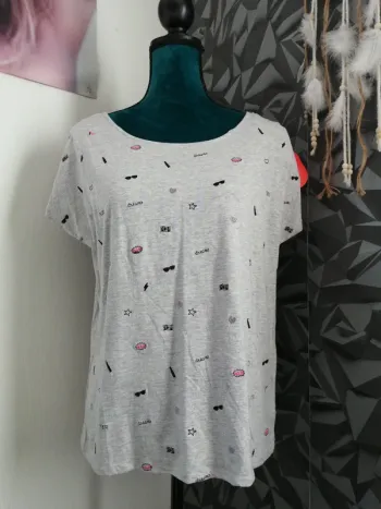 Tee-shirt gris avec différentes broderies et noeud noir dans le dos / arkitect / (L)