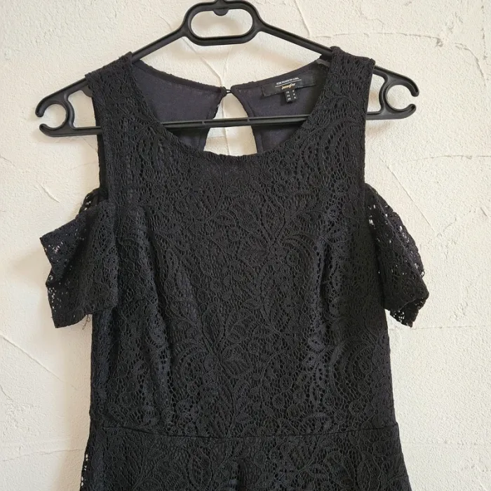 Robe noire en dentelle