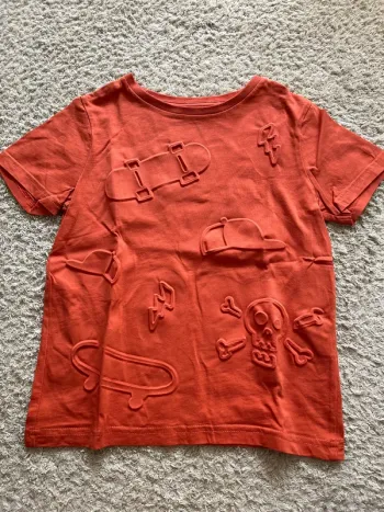 Teeshirt manches courtes orange dessins skate 3D taille 6 ans marque Kiabi
