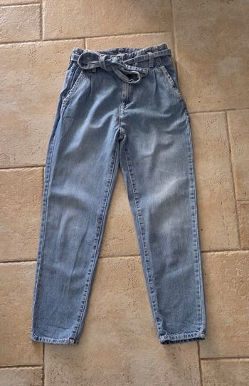 Jean mom Bershka taille haute avec ceinture – coupe tendance – T. XS – excellent état