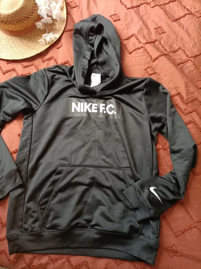 Joli sweat à capuche Nike taille enfant XL - photo numéro 2