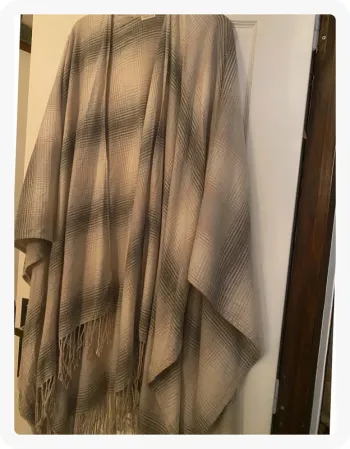 Cape beige à carreaux Oysho
