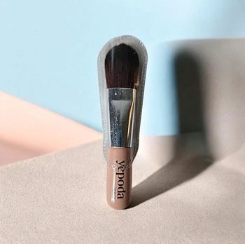 The silky brush pinceau yepoda