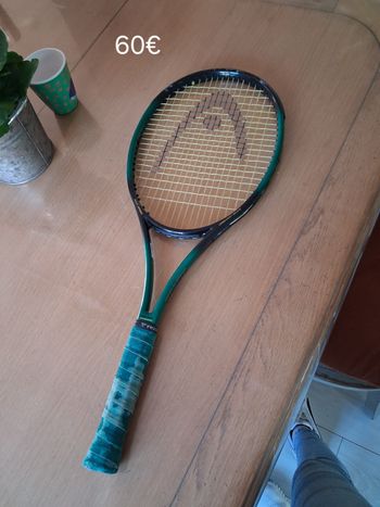 Raquette de tennis de marque avec sa protection 