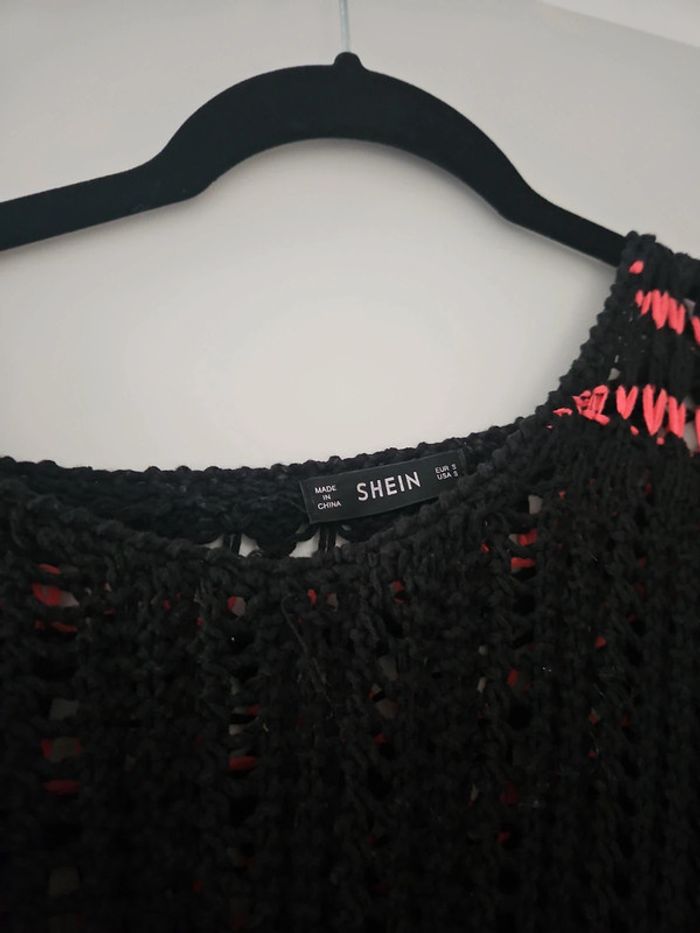 Pull tricoté noir et rose - photo numéro 3