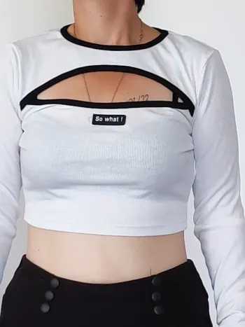 Crop top blanc à manches longues bordures noires découpe poitrine  Y2K –  T38