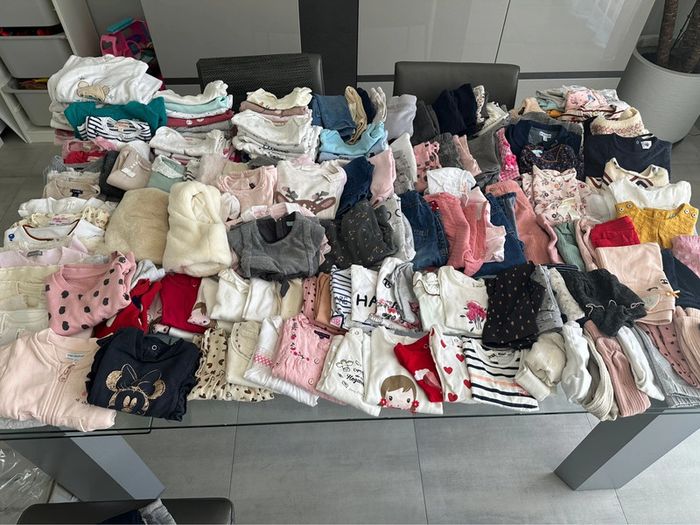 Gros lots de presque 200 pièces taille 6 mois bébé