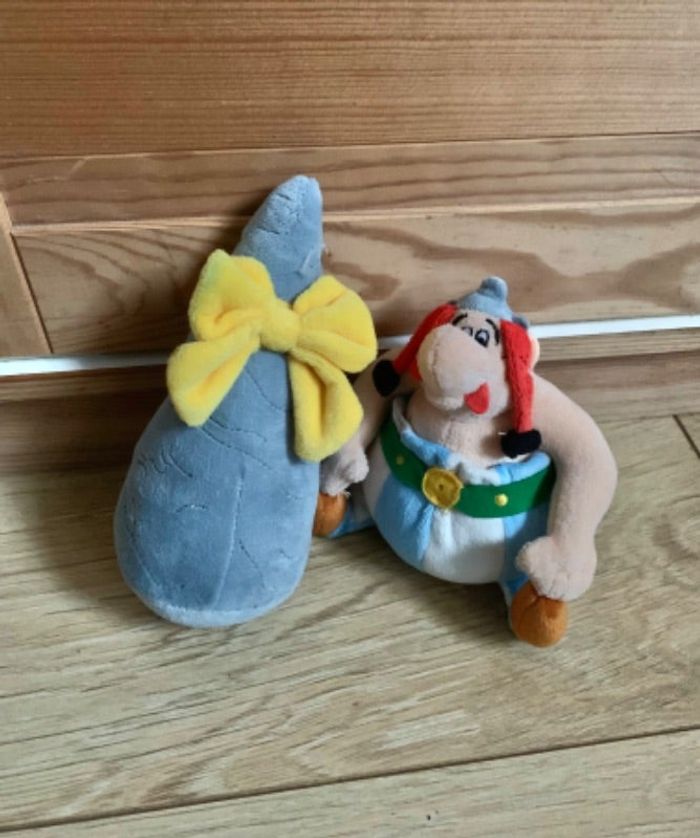 Peluches Obelix et son mehnir