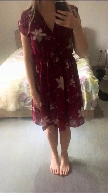 Robe vintage rouge bordeaux taille M fleurie en parfait état - dressing trié par tailles