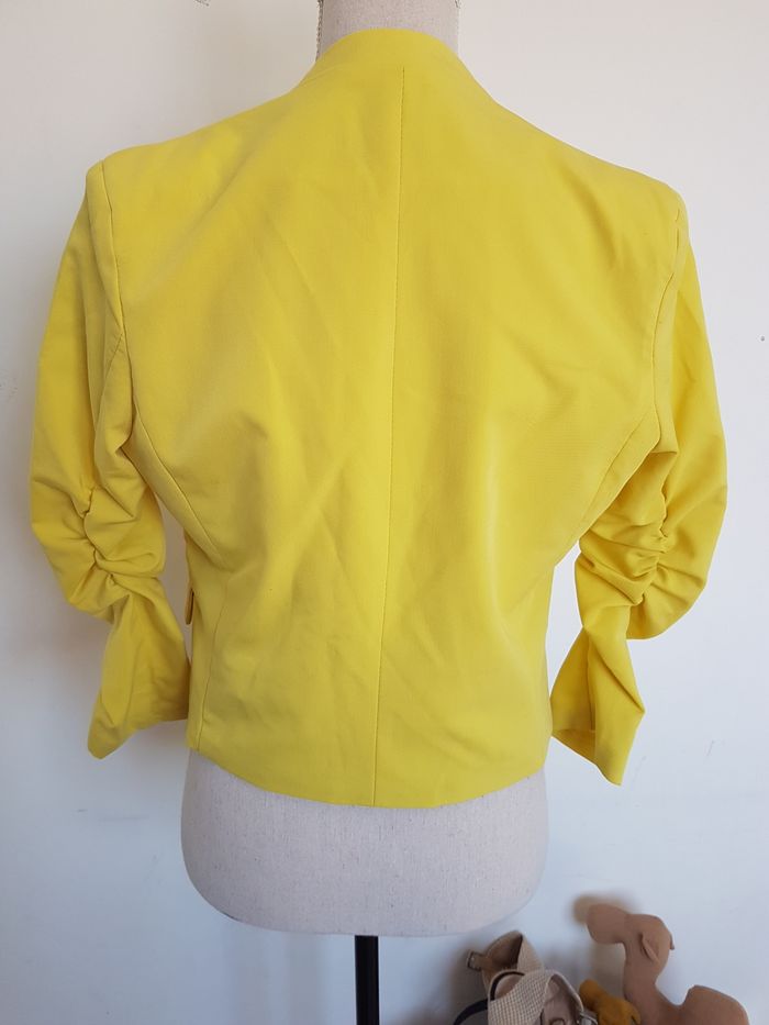 Blazer femme court jaune. manches mi longues froncées. H&M. T40, 50 cm aux aisselles, 51 cm de haut. - photo numéro 3