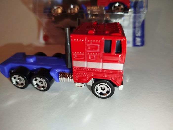 Hot Wheels Optimus Prime Transformers 2025 - photo numéro 5