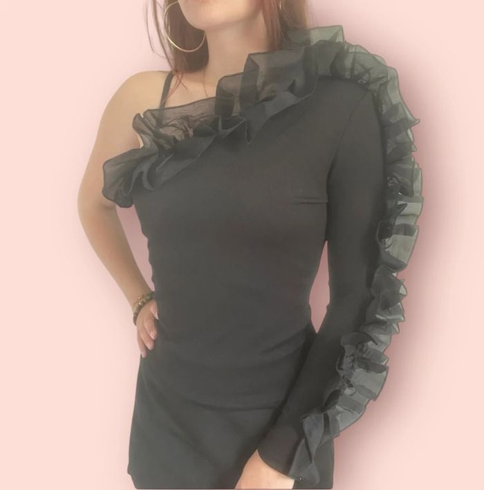 Tee haut élégant chic noir en relief froufrou asymétrique