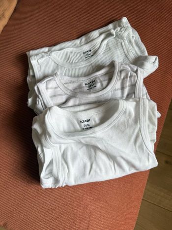 3 bodies manches courtes (débardeur) Kiabi 36 mois blancs