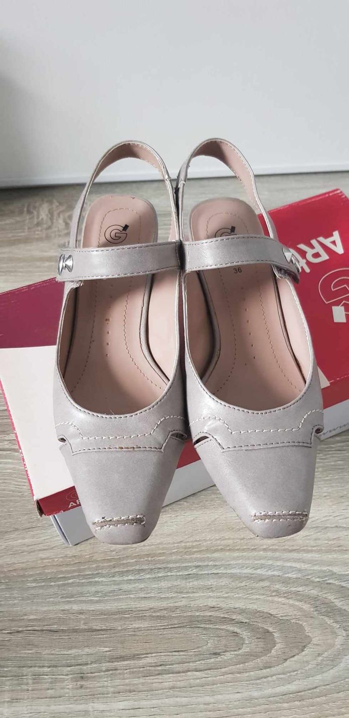 Chaussures à lanière et petits talons - photo numéro 3