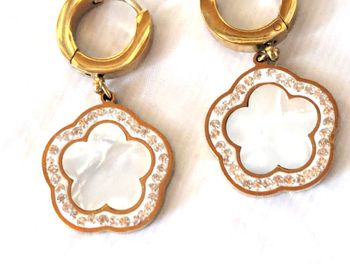 Boucles Oreilles Pendantes Fleur Blanche Nacrée Pétales Arrondis Strass Bijoux Dorés Fantaisie Femme