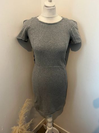 Robe cintrée grise et dentelle Maje M