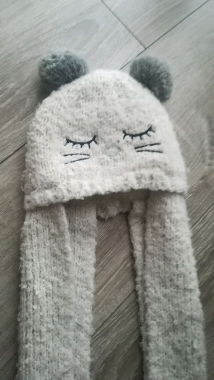 Bonnet avec écharpe intégrée