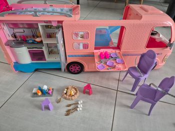 Camping-car Barbie avec piscine