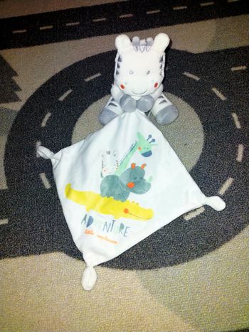 Doudou zébre peluche avec mouchoir blanc Advneture little explorers Simba toys