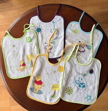 🍼 Lot de 5 bavoirs en tissu Winnie l’Ourson 🐻 – TBE