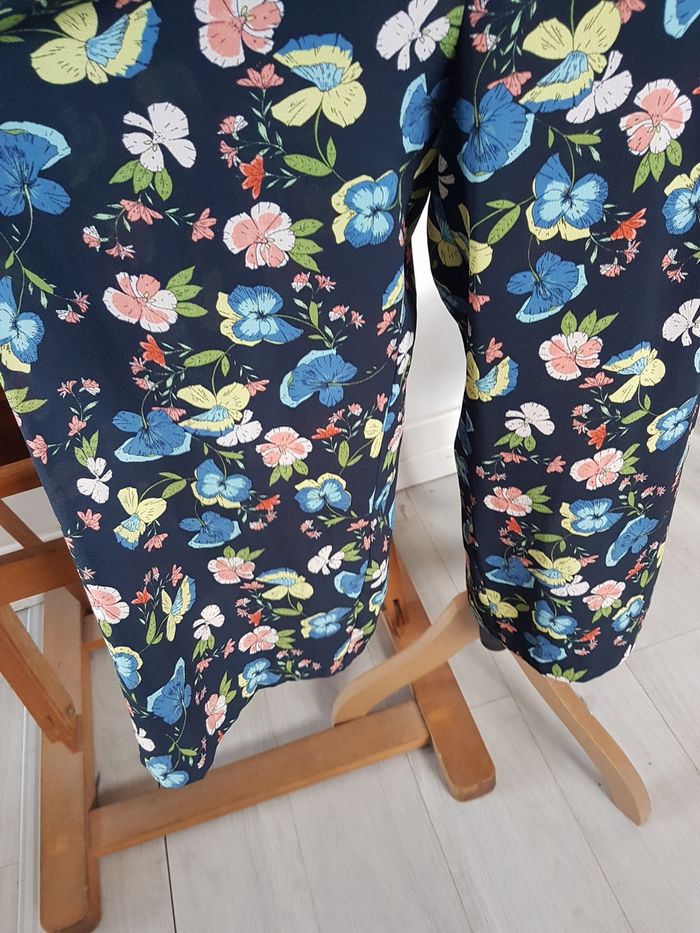 Combinaison bleu marine fleurs multicolores. Jambes larges longueur 7/8èmes. Camaïeu. Taille 40. - photo numéro 3