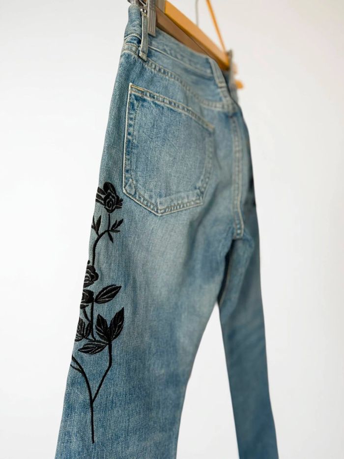 Jean bleu broderies florales noires • Blue jeans with black floral embroidery Rag&Bone Taille 34 - photo numéro 8