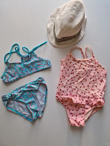 Lot 2 maillots de bain 1 chapeau été 4 ans