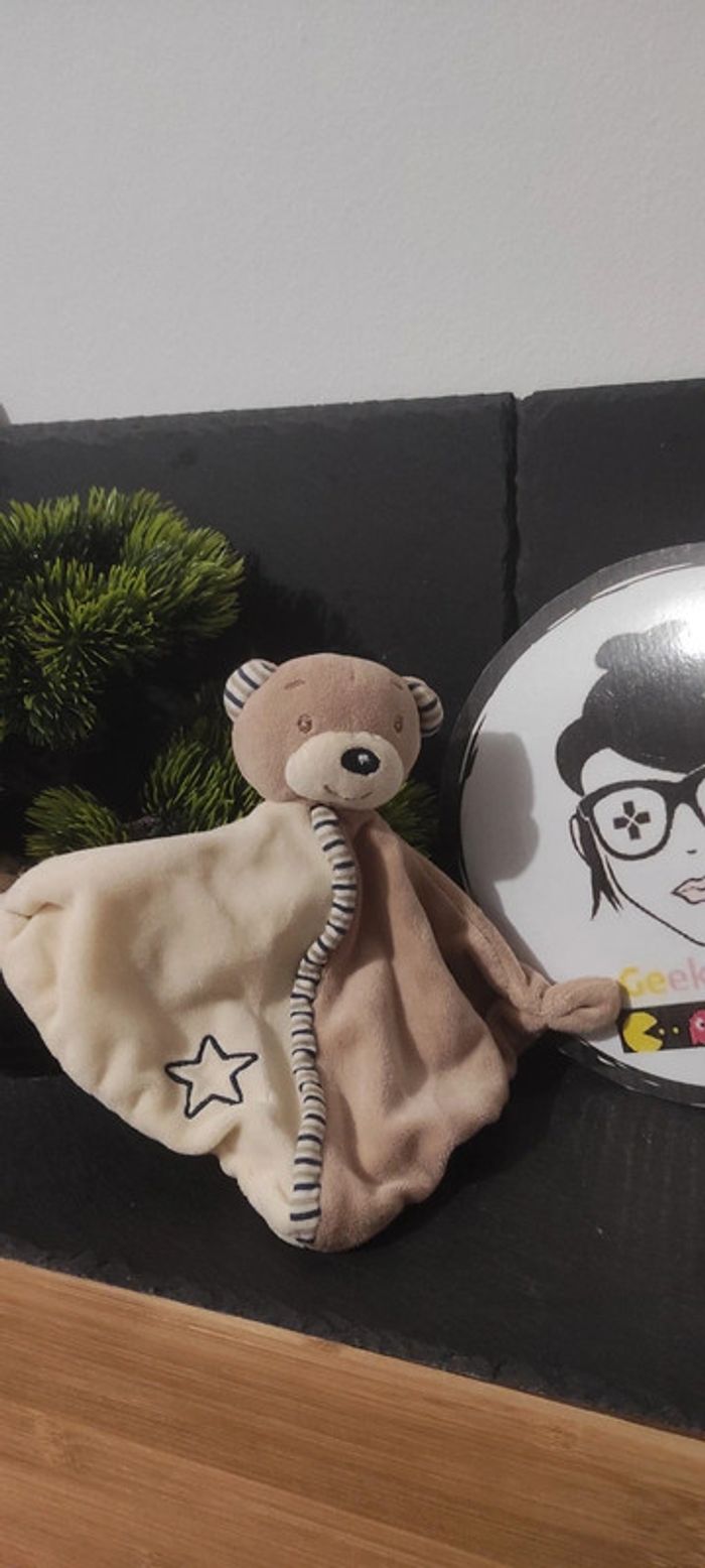 doudou ours plat triangle beige ecru etoile c&a baby club rayé rayure marron