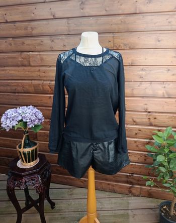 Blouse noire en voile et dentelle