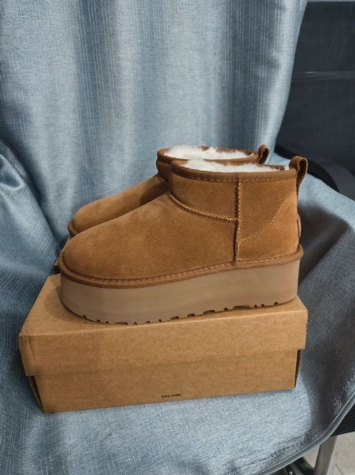 Bottes de neige courtes à talons hauts UGG, pointure 40