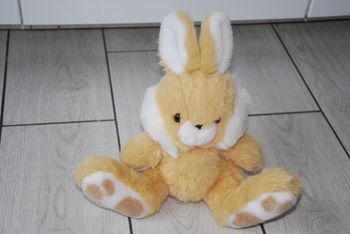 doudou lapin assis ajena beige et blanc