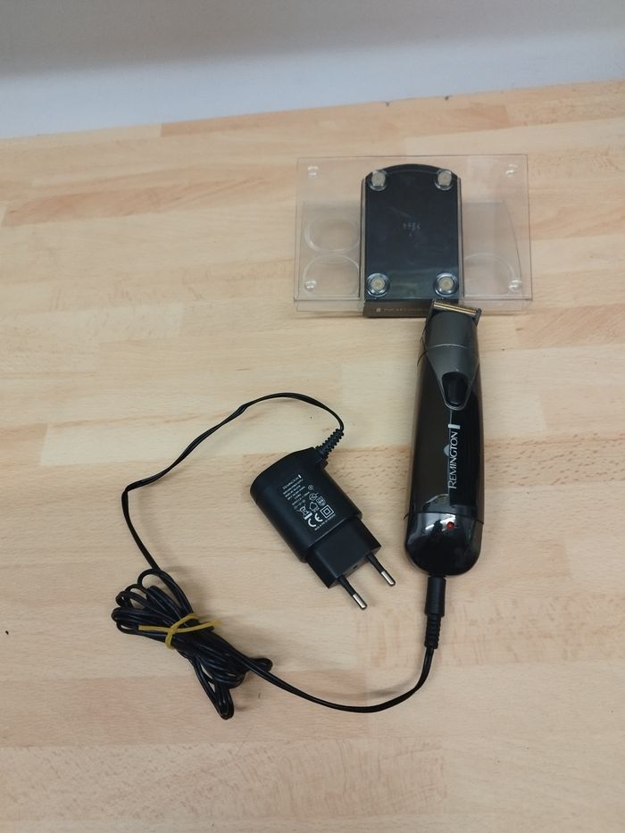 REMINGTON - Tondeuse multifonction PG400
Vendu comme sur la photo tondeuse avec le et chargeur manque les autres accessoires - photo numéro 8