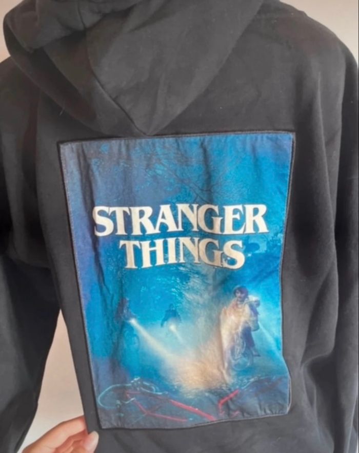 Pull à capuche Stranger Thing taille M de chez Jennyfer en très bon état - photo numéro 4