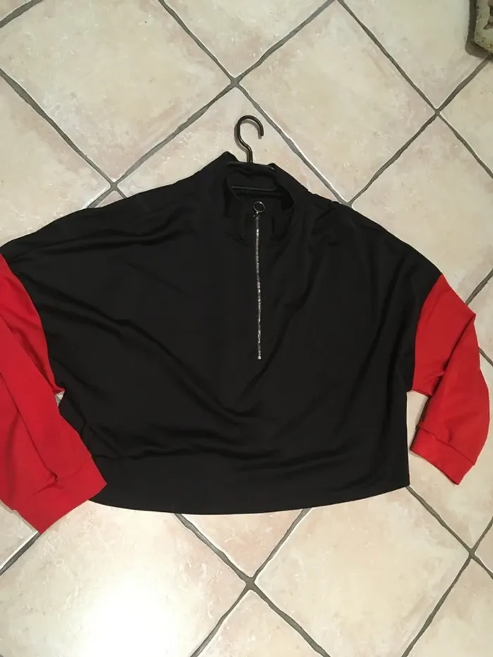 Joli sweat-shirt noir manches rouges en 48 de chez Shein Curve excellent état - photo numéro 7