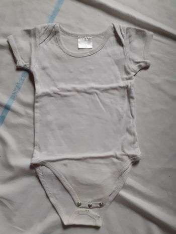 Body blanc ajouré manches courtes