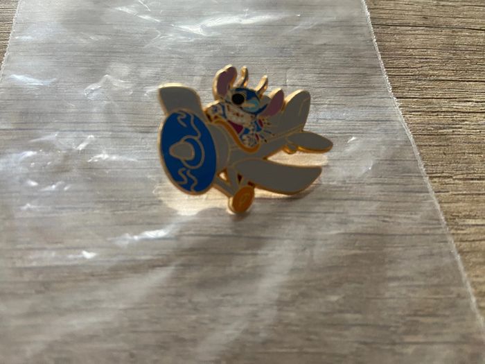 Pin’s stitch in a plane 300 limited edition disney - photo numéro 2