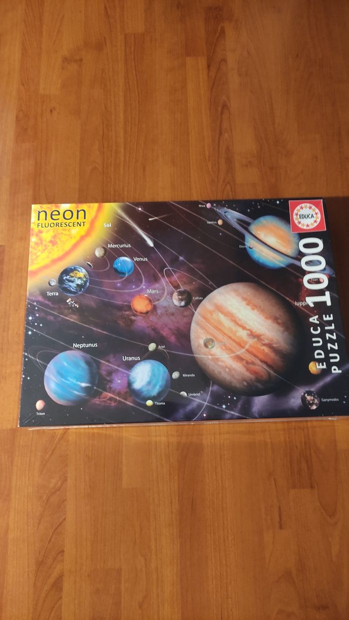 Puzzle neuf 1000 pièces educa fluorescent système solaire