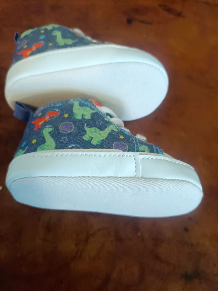 Chaussures souples dinosaures neuves - photo numéro 2