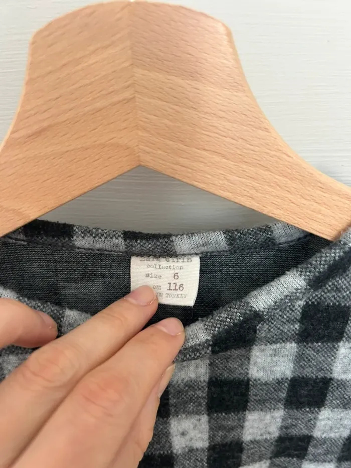 Superbe petit pull gris et noir à carreaux Zara taille 6 ans - photo numéro 3