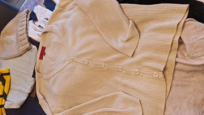 Gros lot vêtement femme taille 402 maillot de bain
2 pantalon 
1 robe longue 
1 bonnet 
3 robes
1chemise 
2 gilet 
4 écharpe foulard 
1 pull 
1 combi 
6 debardeur 
3 chemisier
1 robe manche longue 
2 short 
3 t shirt 
Certain article son neuf !! - photo numéro 5