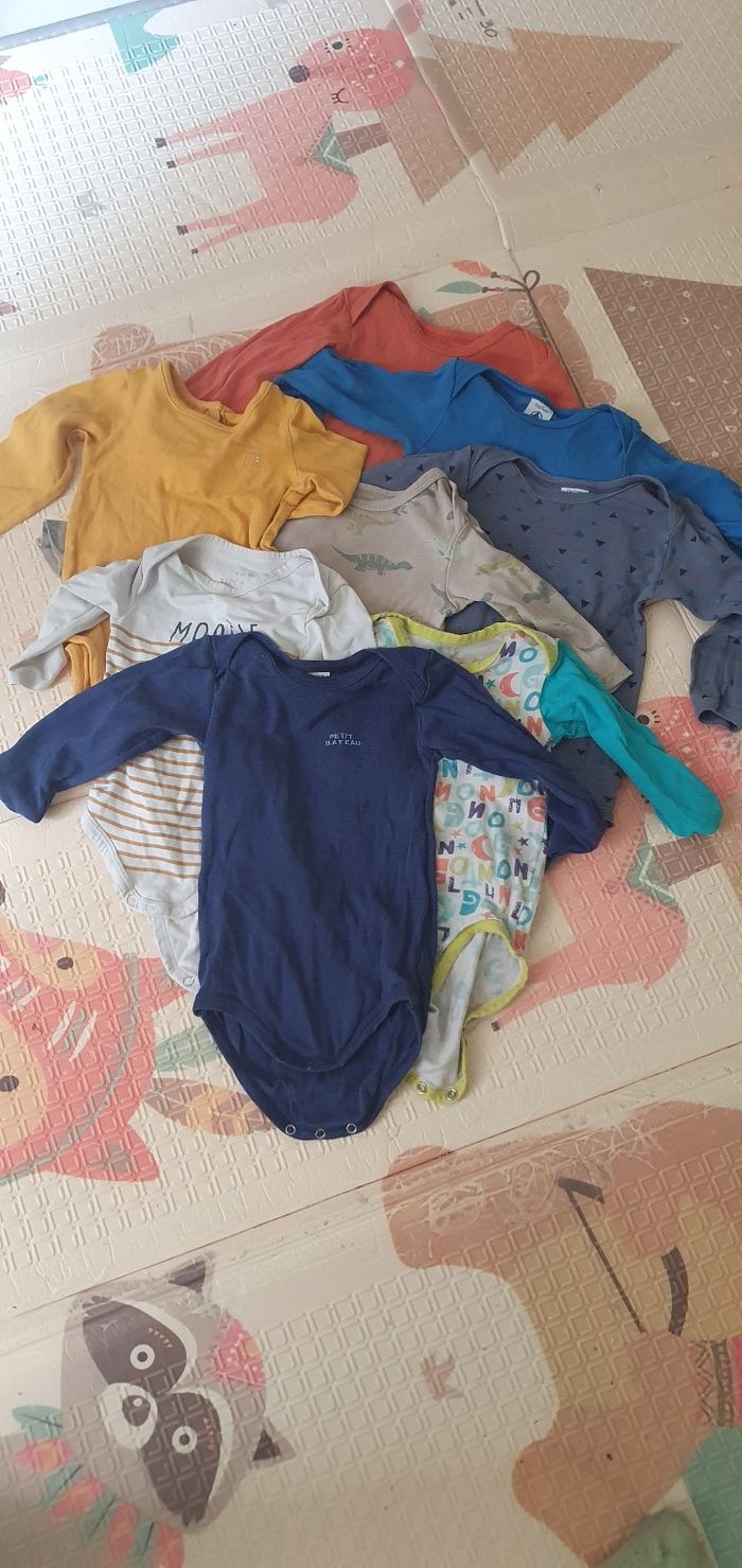 Lot bodies 12mois