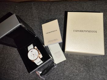 Montre neuve Emporio Armani Cadran argenté Bracelet en silicone blanc Montre pour femme - AR5920